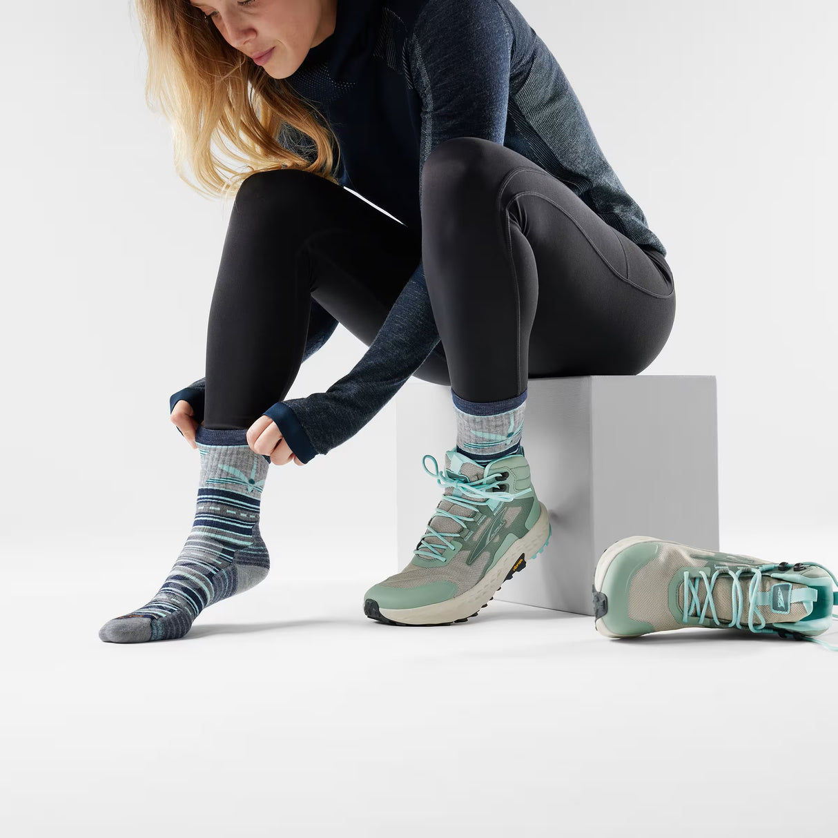 SMARTWOOL WOMENS HIKE TARGETED CUSHION DRAGON STITCH MID CREW SOCKS